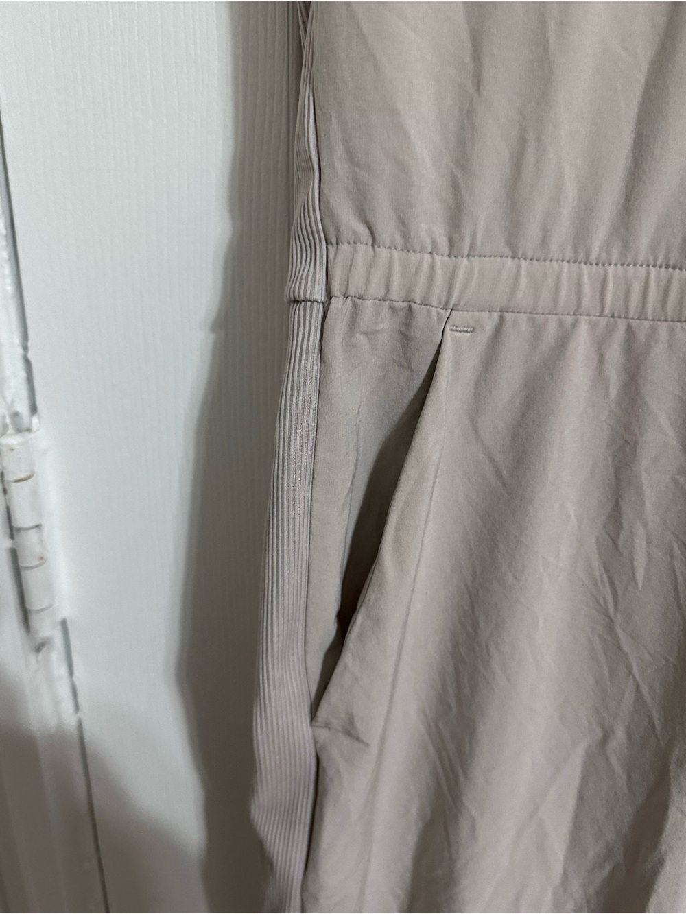Athleta Brooklyn Jumpsuit Womens Size 4 Beige Sleeveless Travel Stretch Pockets - Picture 5 of 11